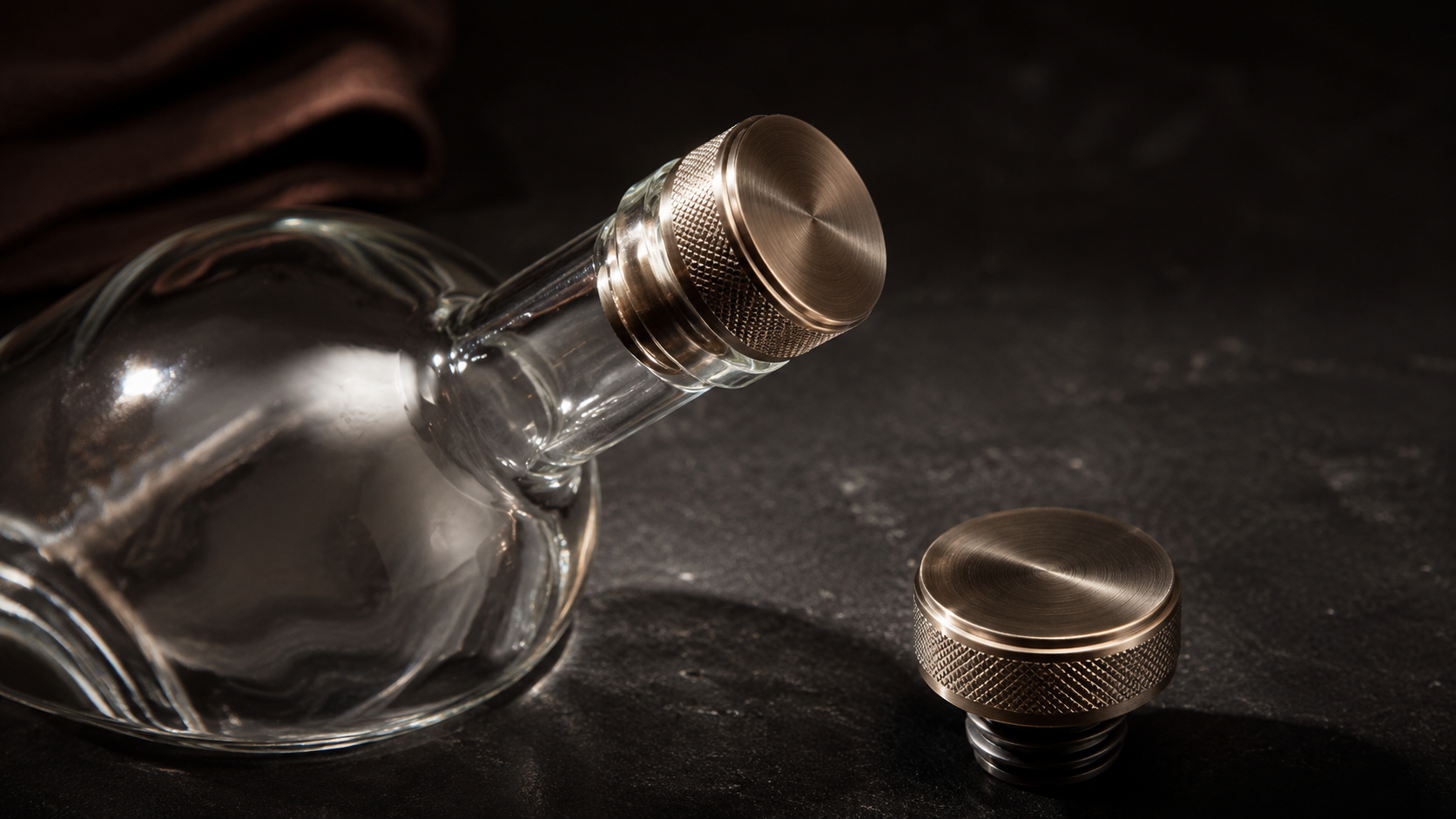 Compare glass and wooden stoppers for spirits bottles, including sealing, design, cost, customization, and premium packaging fit.