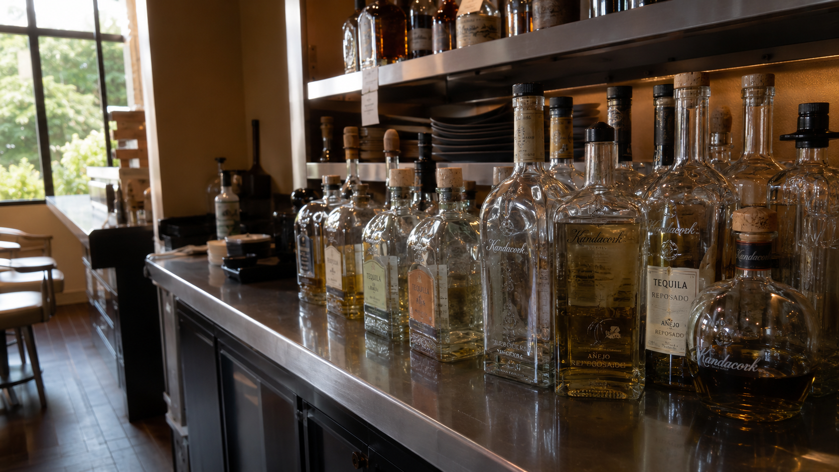 Compare custom corks, bar-top stoppers, screw caps, and ROPP closures for premium liquor bottles, with tips on fit, sealing, branding, and samples.