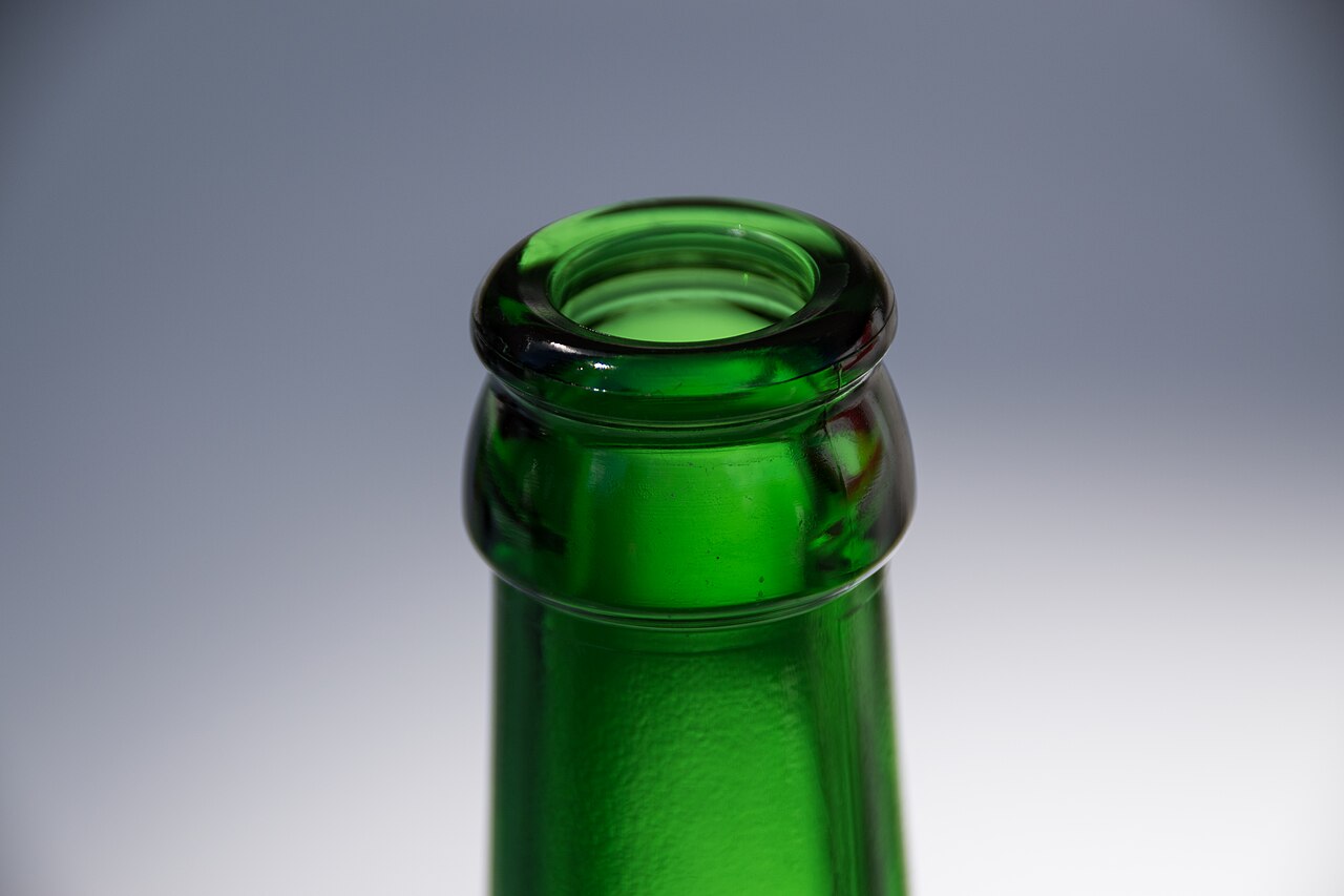 Diagnose spirits bottle leakage caused by neck finish defects, sealing land damage, bore mismatch, ROPP bead errors, torque loss, and poor closure compatibility before bulk orders.
