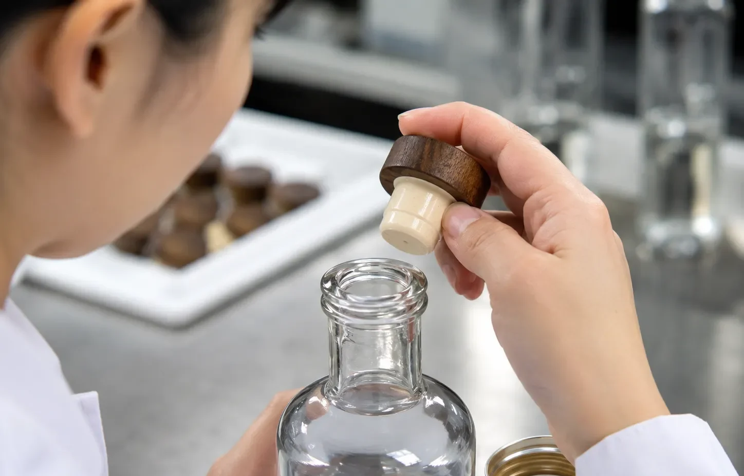 Avoid closure mismatch in spirits packaging with bottle neck finish checks, bore measurement, liner review, torque testing, leakage prevention, and sample approval before bulk orders.